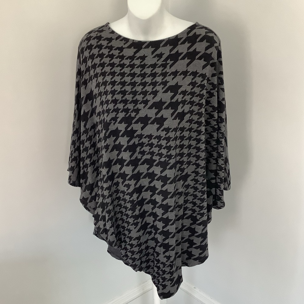 Soma Live.Lounge.Wear. Black and Gray Houndstooth Poncho Sz. S/M